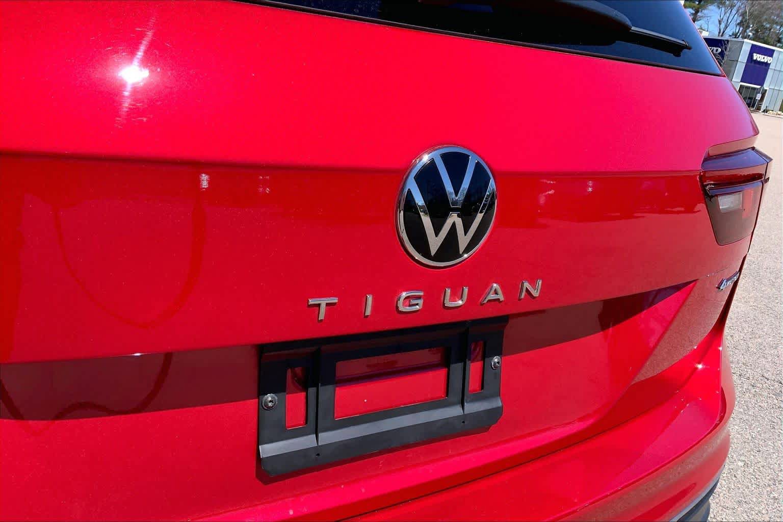 Used 2024 Volkswagen Tiguan SE w/ Panoramic Sunroof Package AWD/4WD image 30