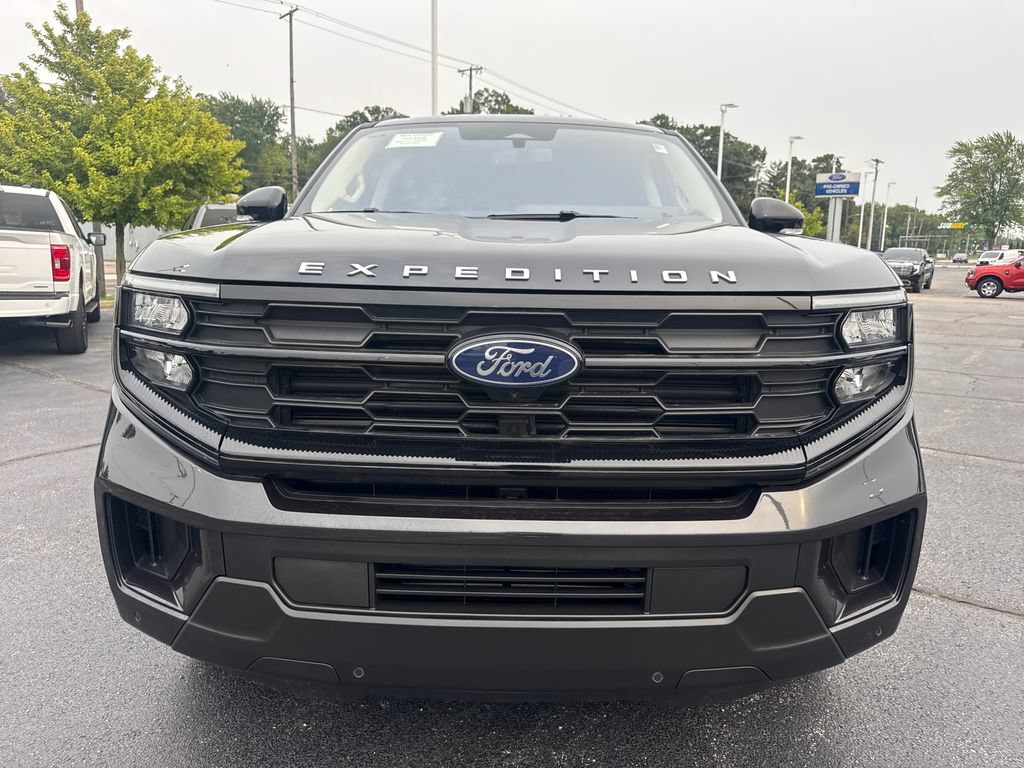 Used 2025 Ford Expedition Active AWD/4WD image 3