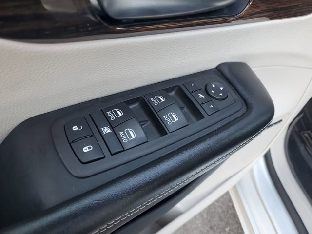 Used 2024 Chrysler Pacifica Limited w/ Uconnect Theater Family Group image 9