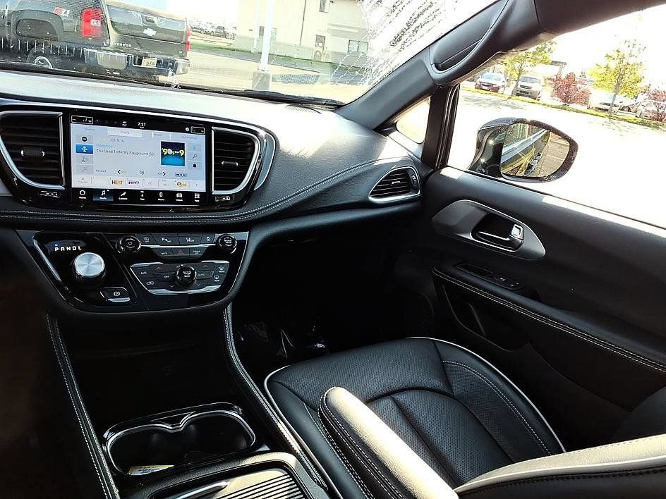 Used 2026 Chrysler Pacifica Limited FWD image 23