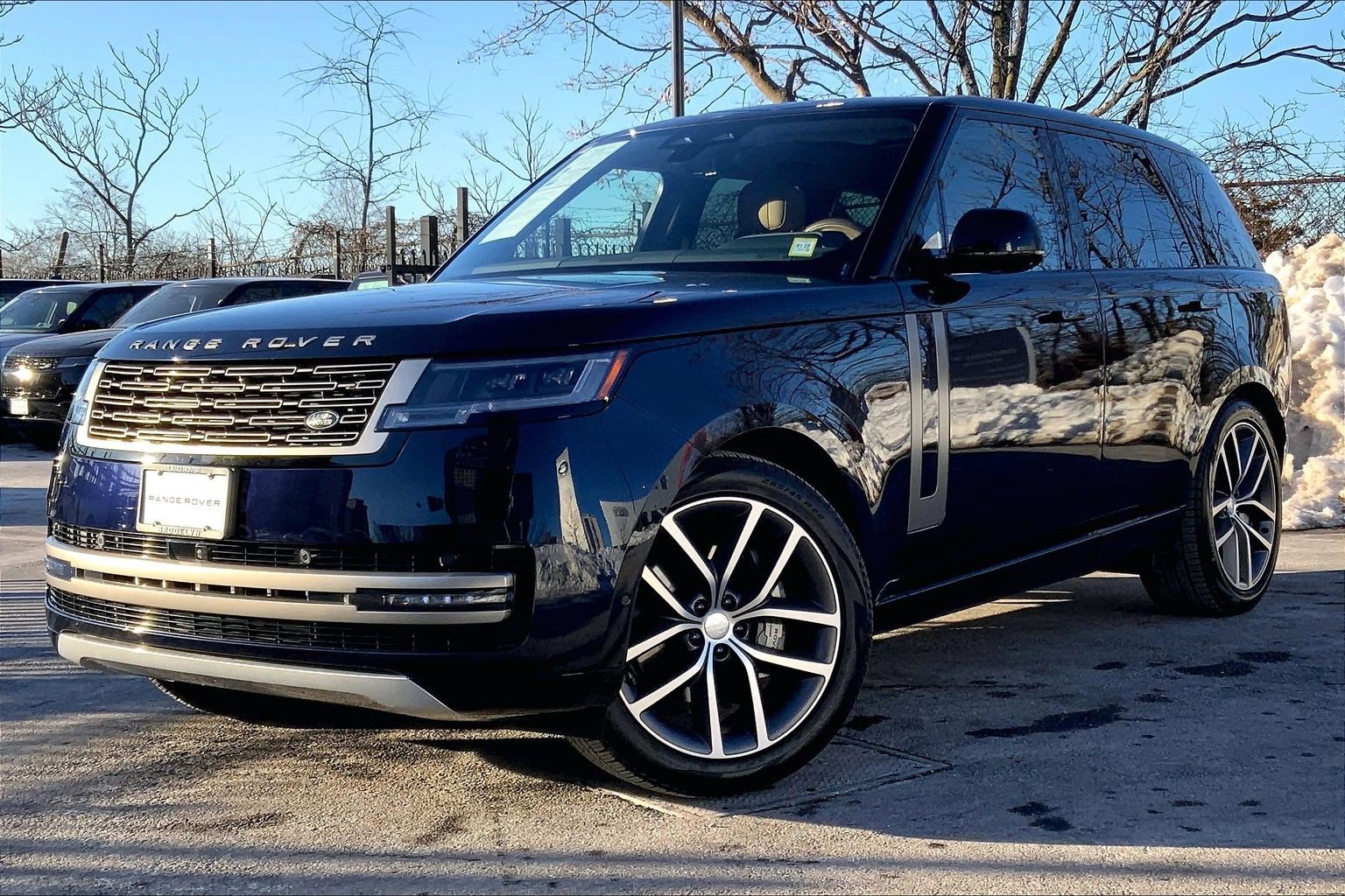 Used 2025 Land Rover Range Rover SE image 1