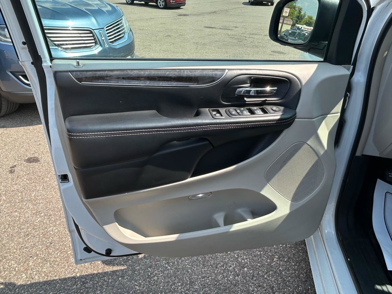 Used 2014 Chrysler Town & Country Touring FWD image 14