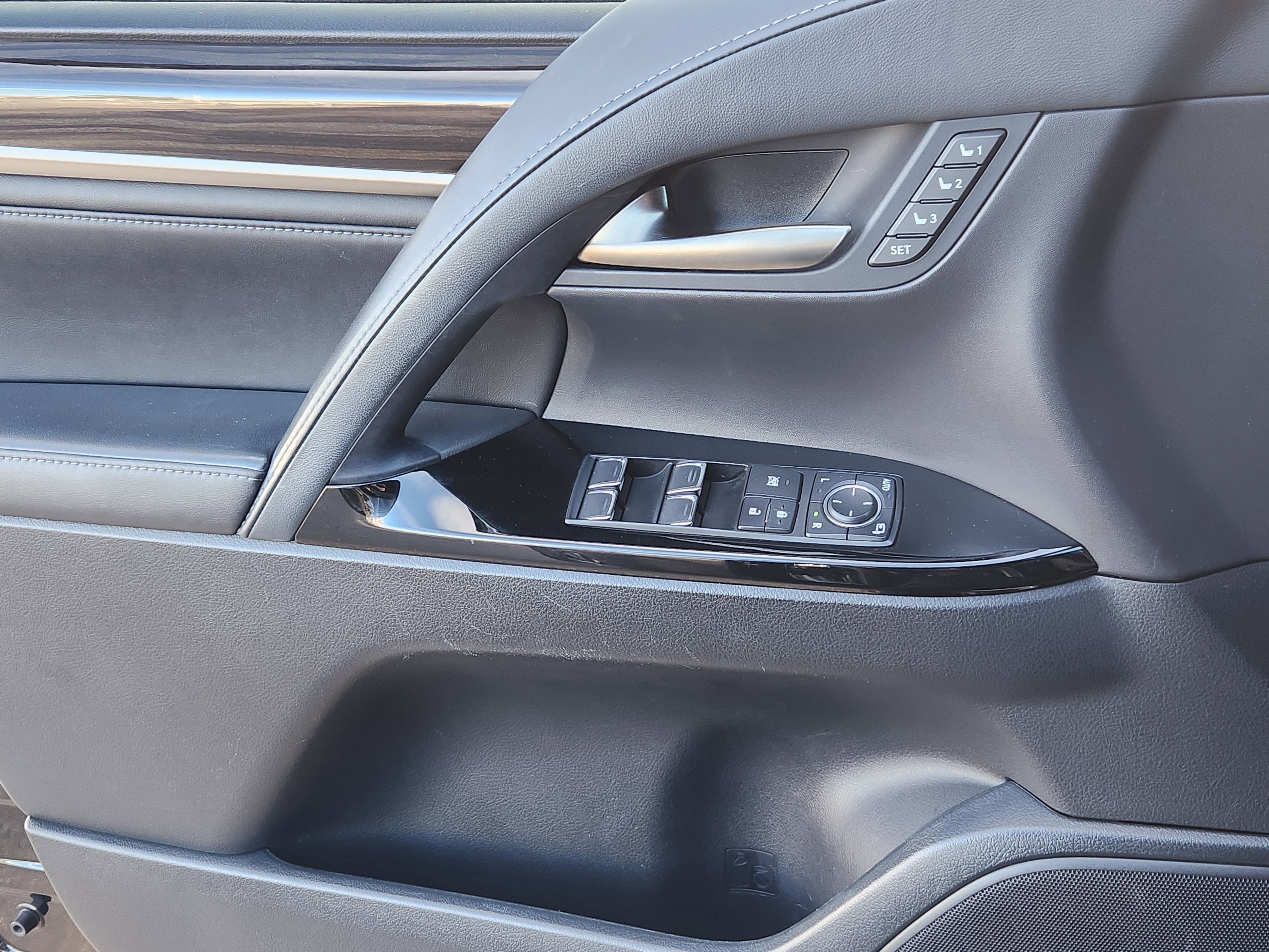 Used 2021 Lexus LX 570 4WD w/ 3rd Row & Luxury Pkg image 11