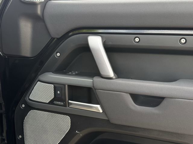 Used 2023 Land Rover Defender 130 X-Dynamic SE image 30