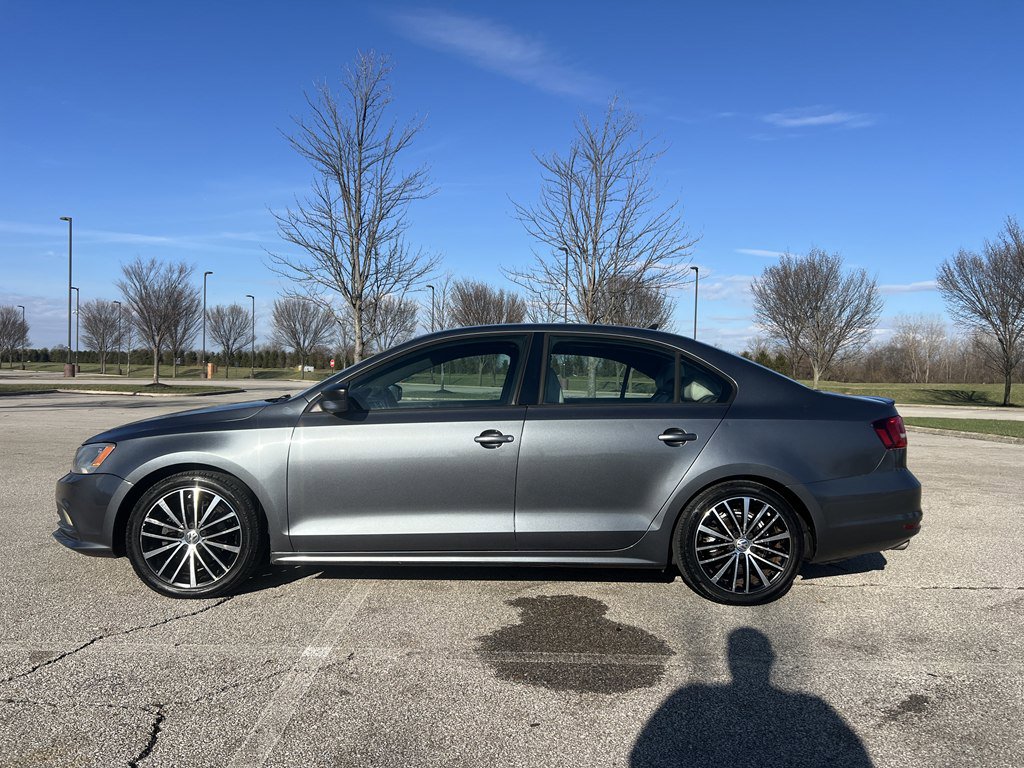 Used 2015 Volkswagen Jetta Sport image 2
