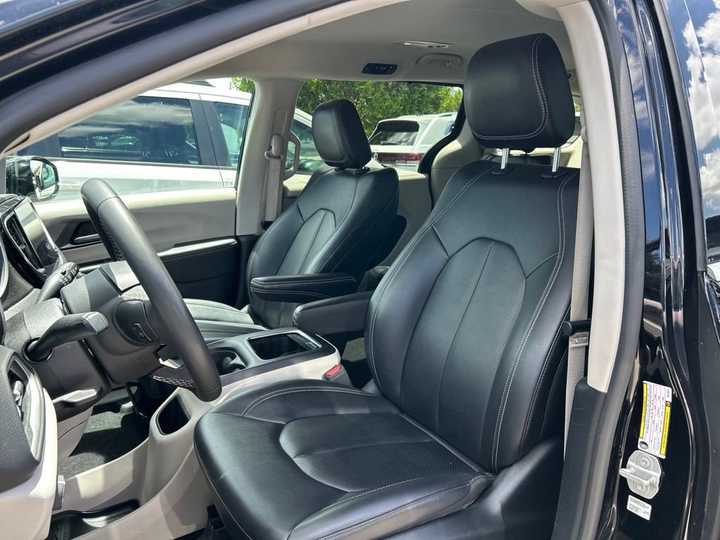 Used 2024 Chrysler Pacifica Touring-L FWD image 20