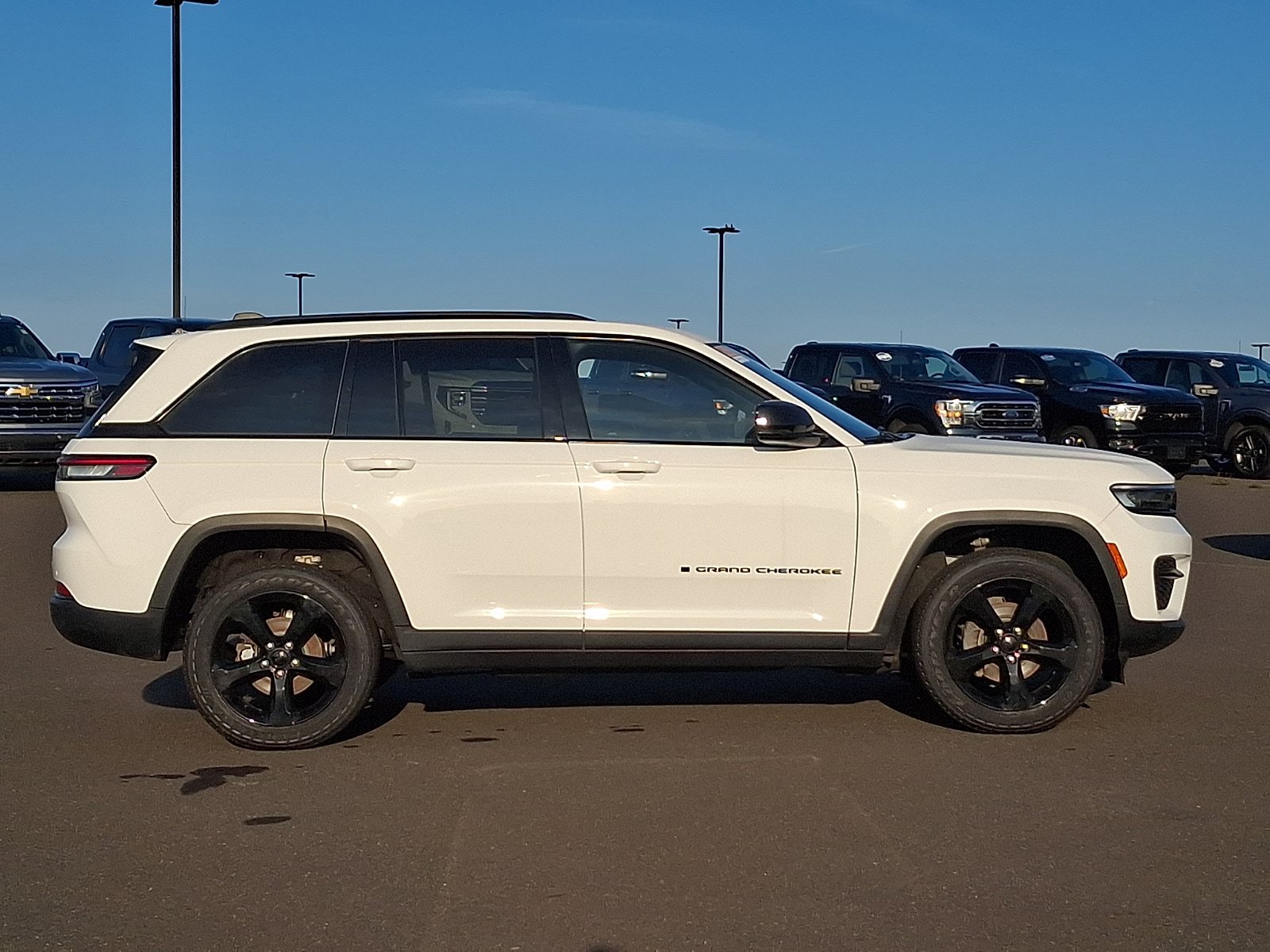 Used 2023 Jeep Grand Cherokee Altitude AWD/4WD image 7