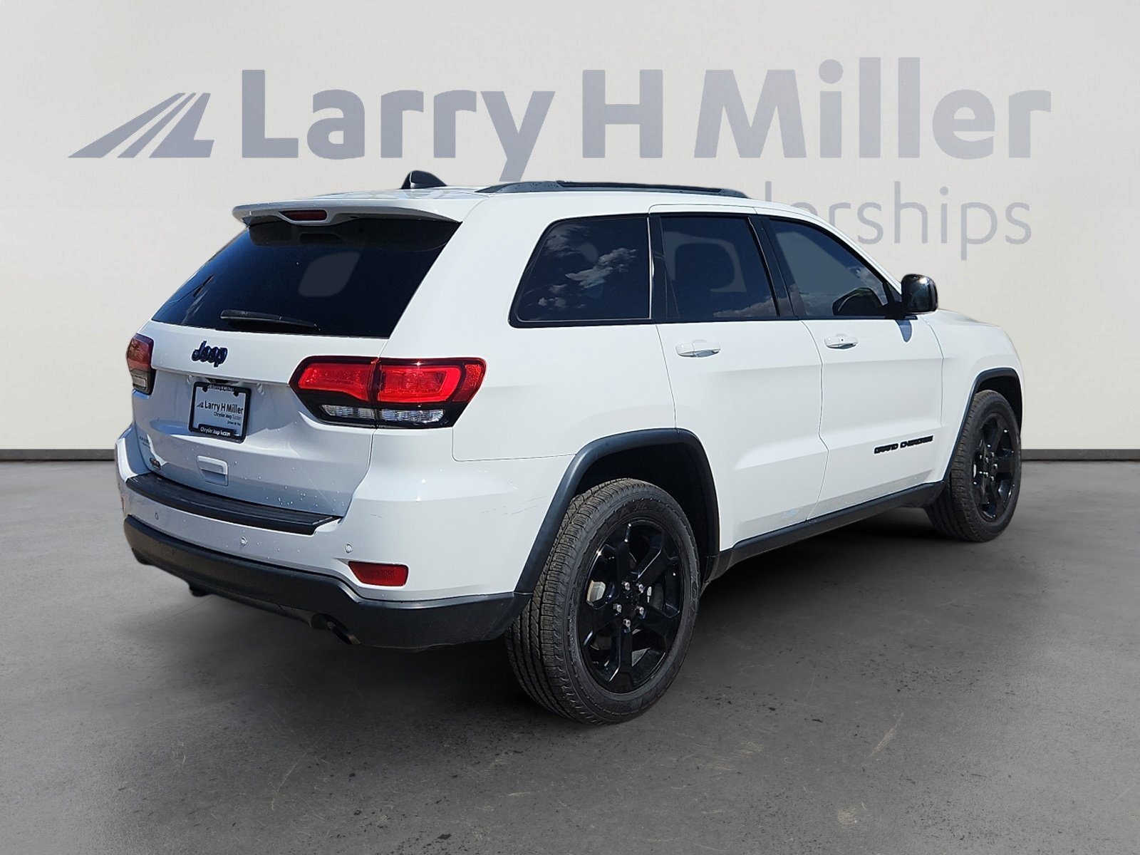 Used 2019 Jeep Grand Cherokee Laredo image 5