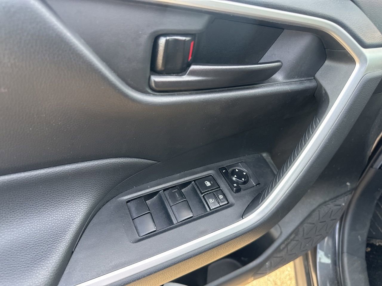 Used 2023 Toyota RAV4 LE FWD image 19