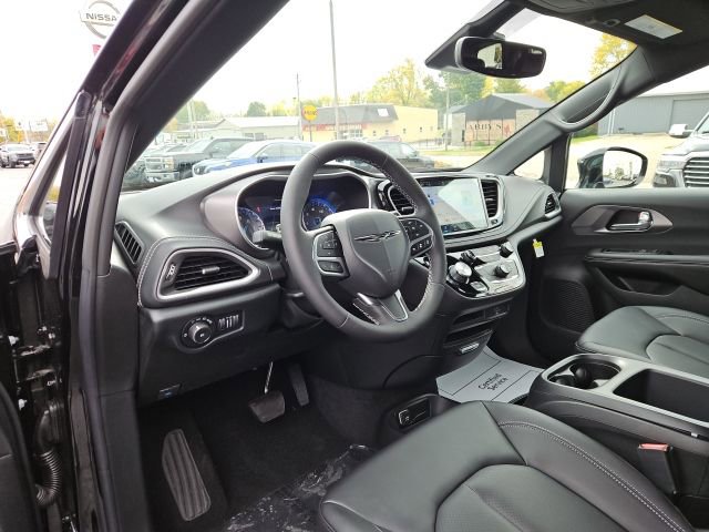 New 2026 Chrysler Pacifica Select FWD image 32
