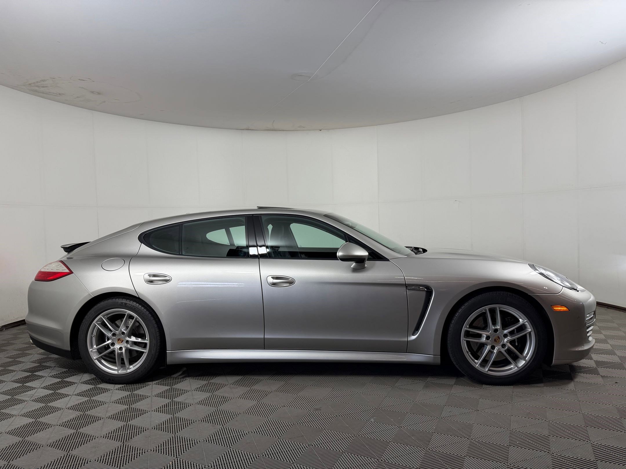 Used 2012 Porsche Panamera 4 image 8