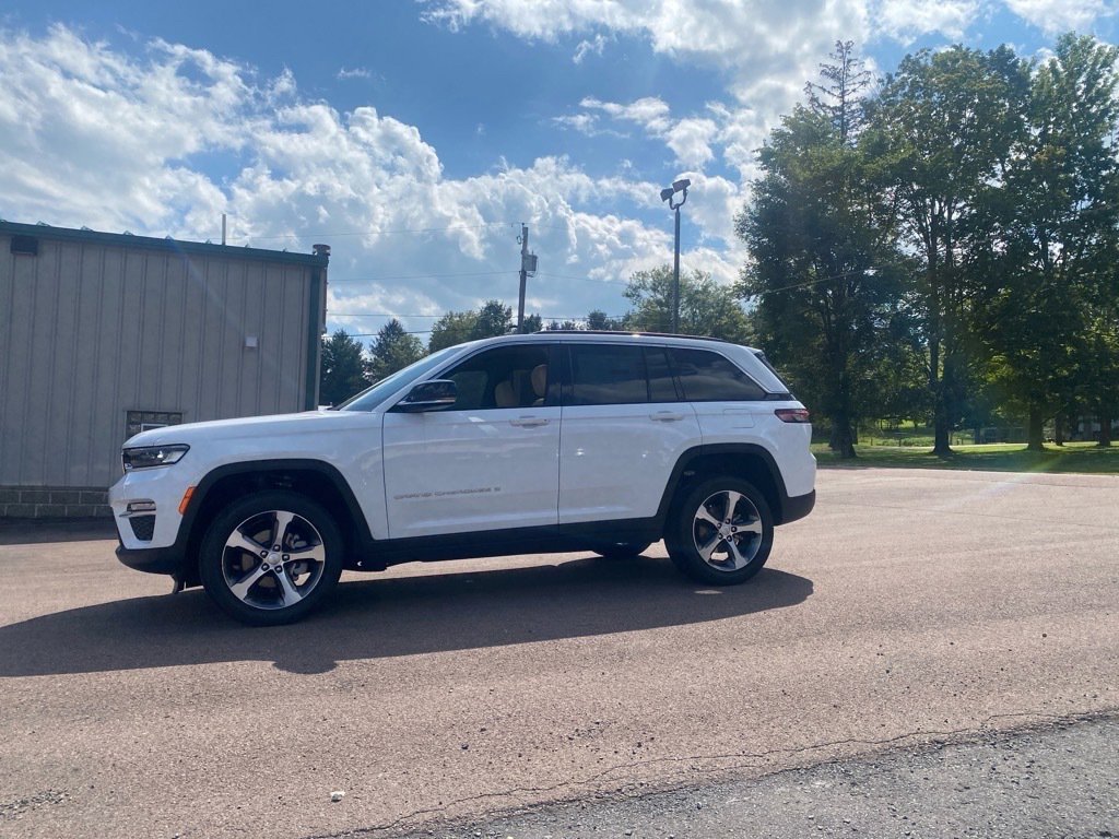 New 2025 Jeep Grand Cherokee Limited image 2