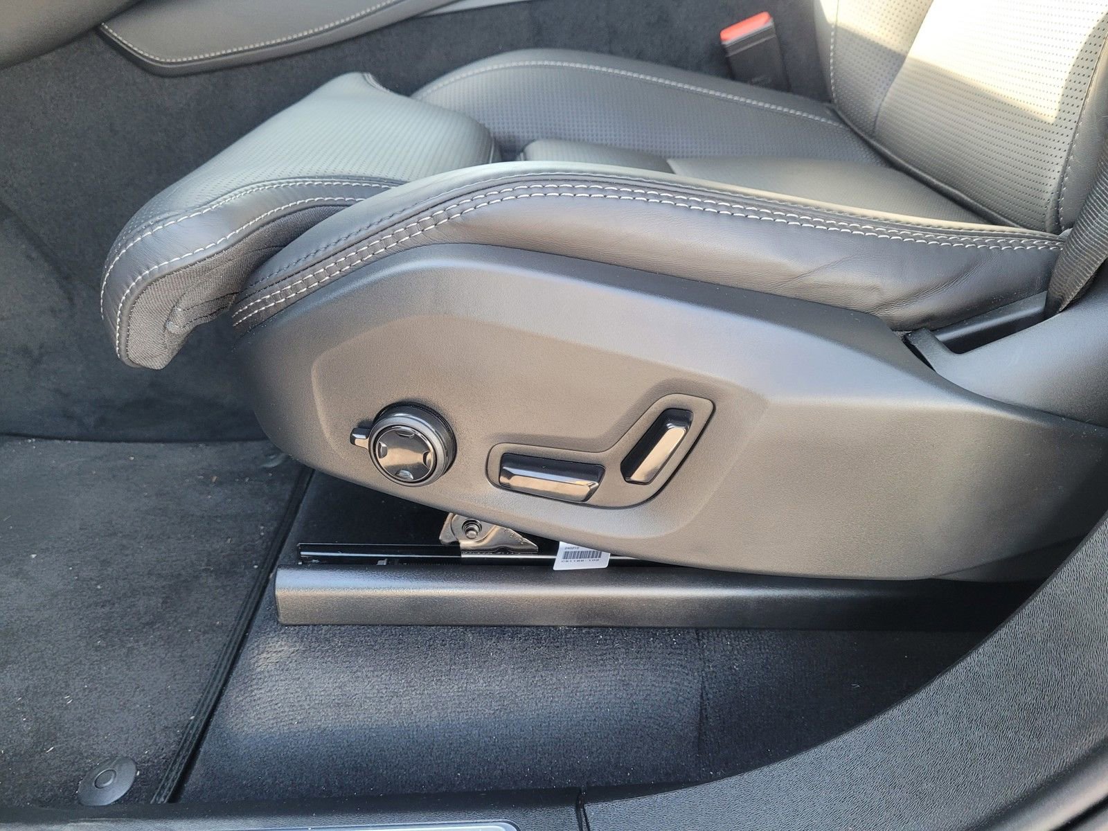 Certified 2025 Volvo XC90 B6 Ultra w/ Protection Package Premier image 10