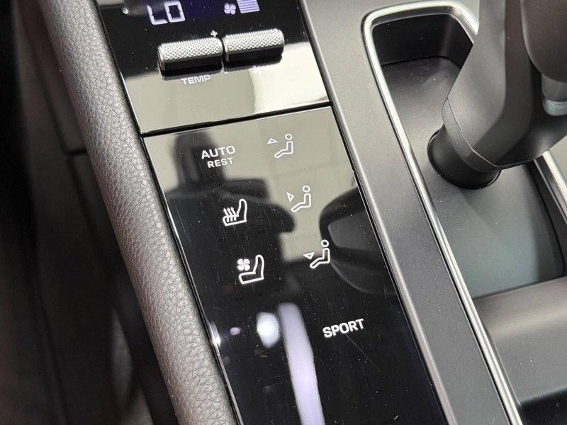 Certified 2025 Porsche Macan AWD/4WD image 24