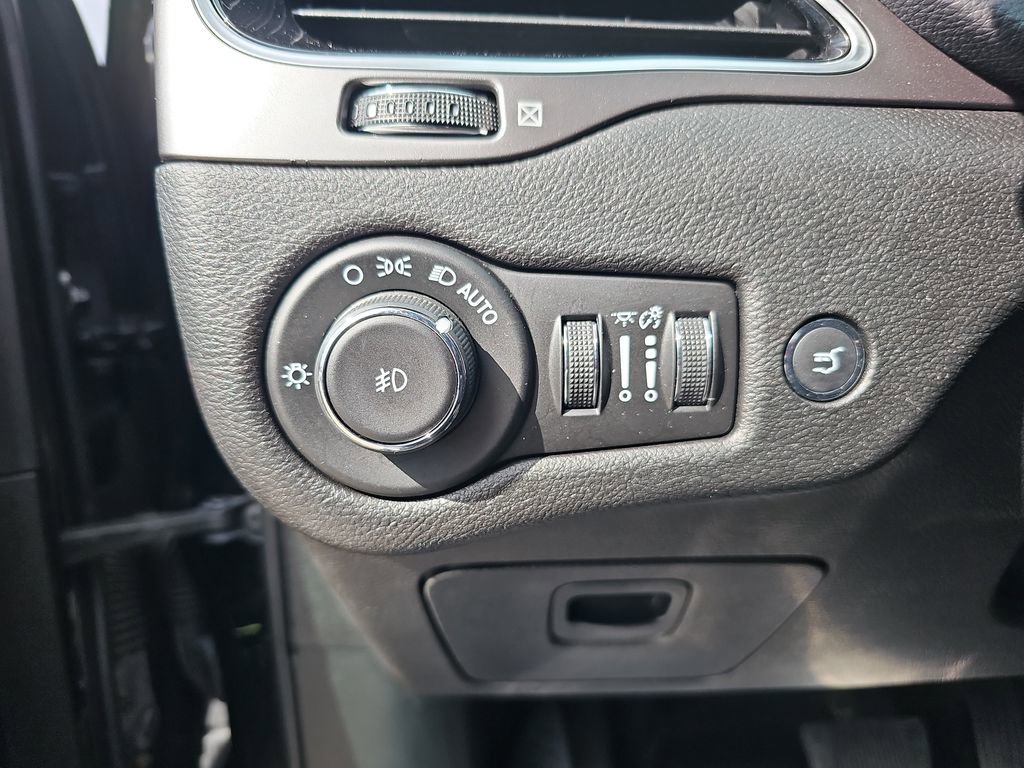 Used 2019 Jeep Cherokee Limited w/ Luxury Group image 24