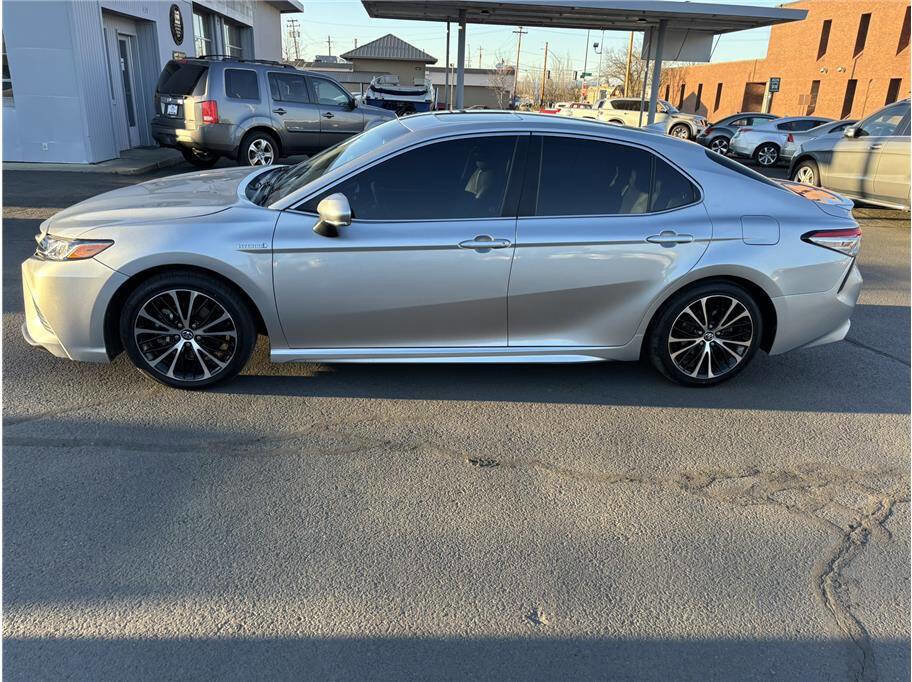 Used 2018 Toyota Camry SE image 2