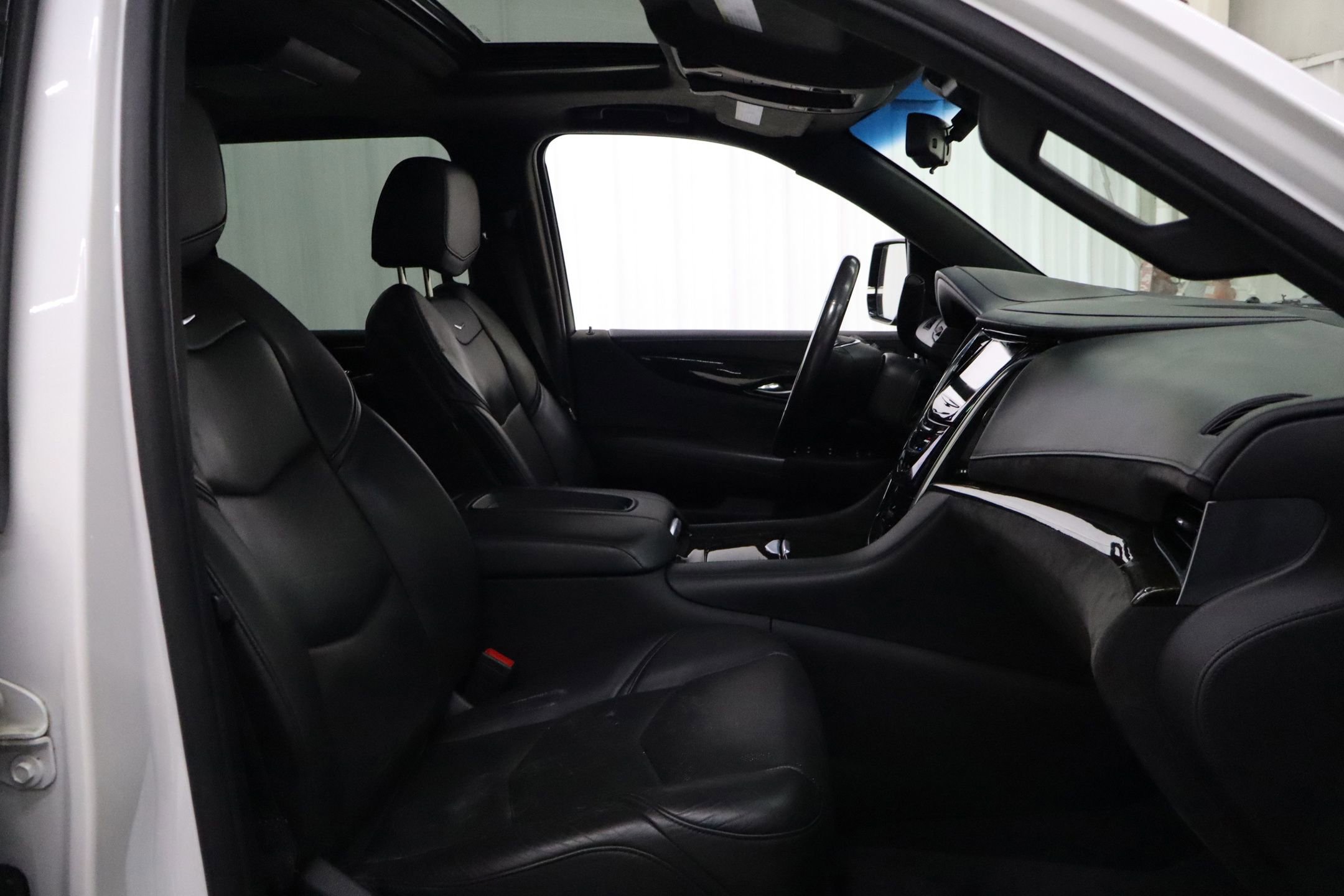 Used 2020 Cadillac Escalade Platinum image 35