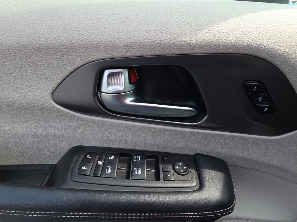 Used 2023 Chrysler Pacifica Touring-L image 13