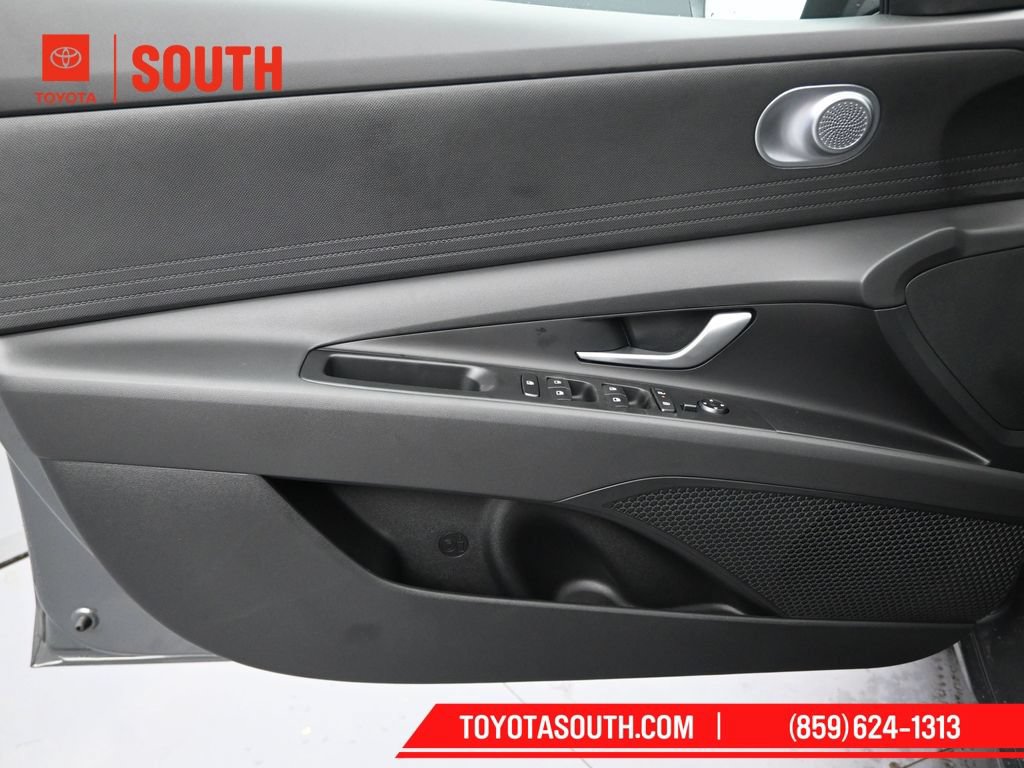 Used 2025 Hyundai Elantra SE FWD image 21