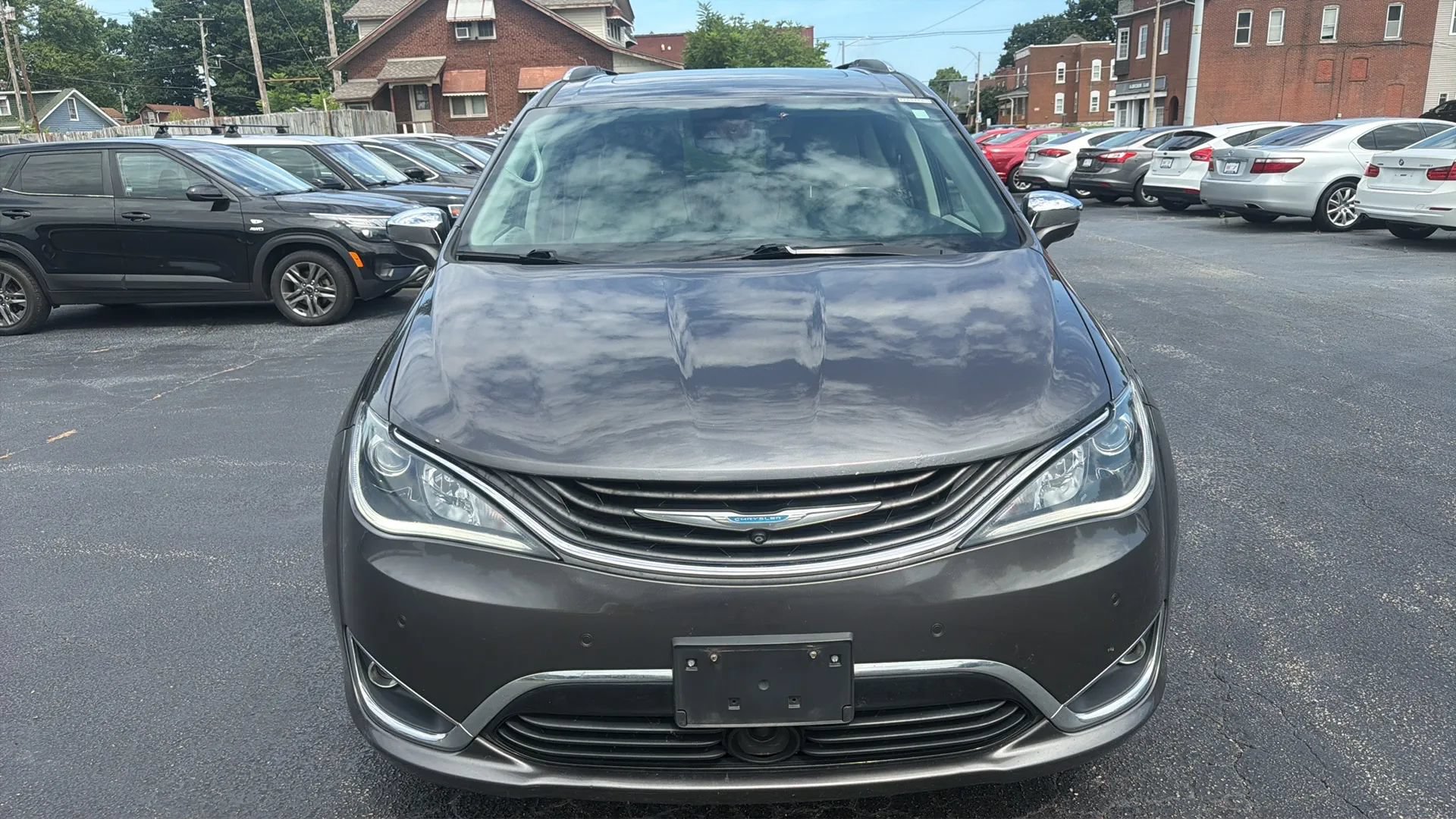 Used 2017 Chrysler Pacifica Platinum FWD image 2