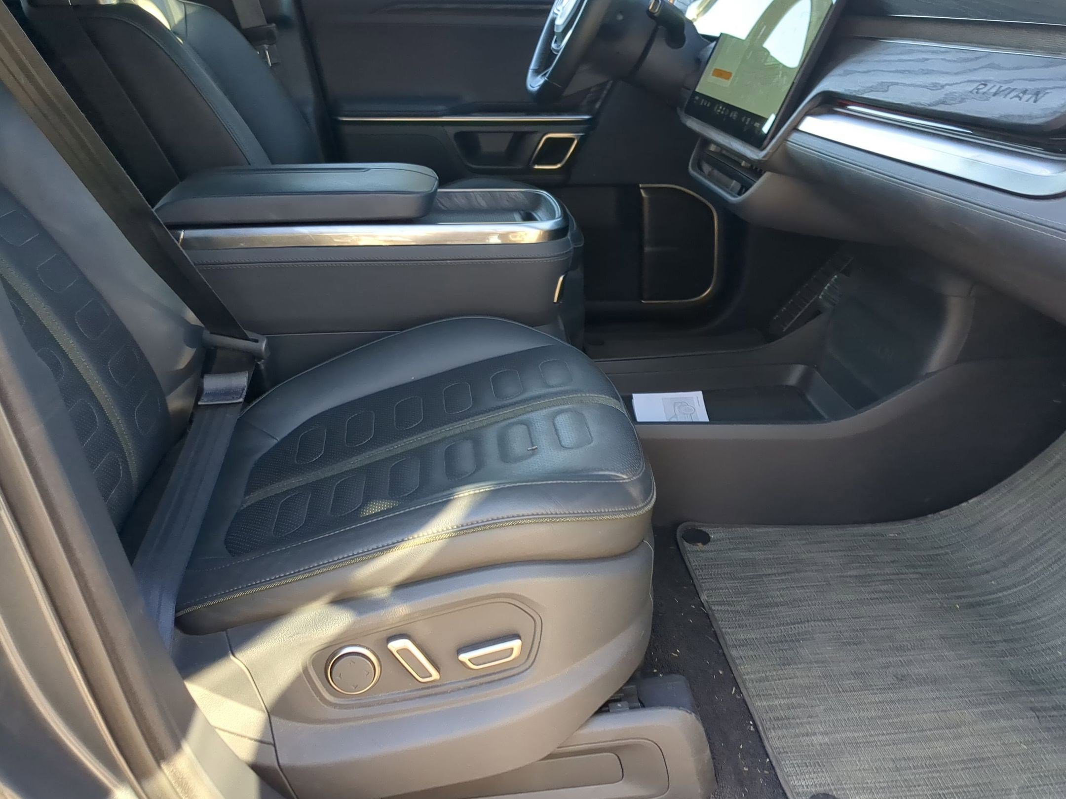 Used 2022 Rivian R1S Launch Edition image 23