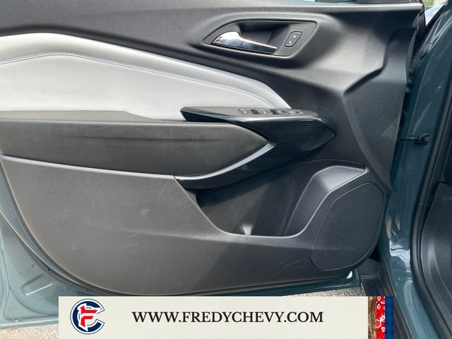 Used 2025 Chevrolet Trax LT FWD image 11
