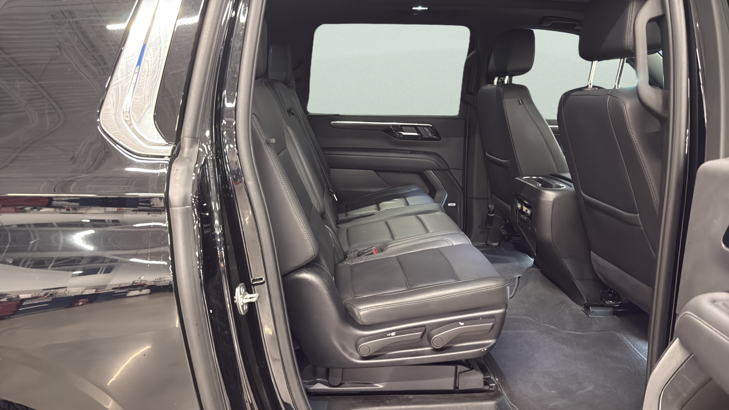 Used 2025 Chevrolet Suburban LT w/ Comfort Package AWD/4WD image 16