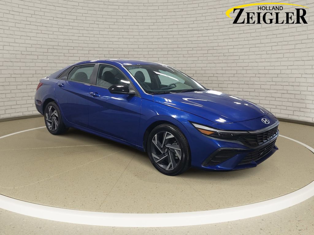 Used 2025 Hyundai Elantra Sport FWD image 3