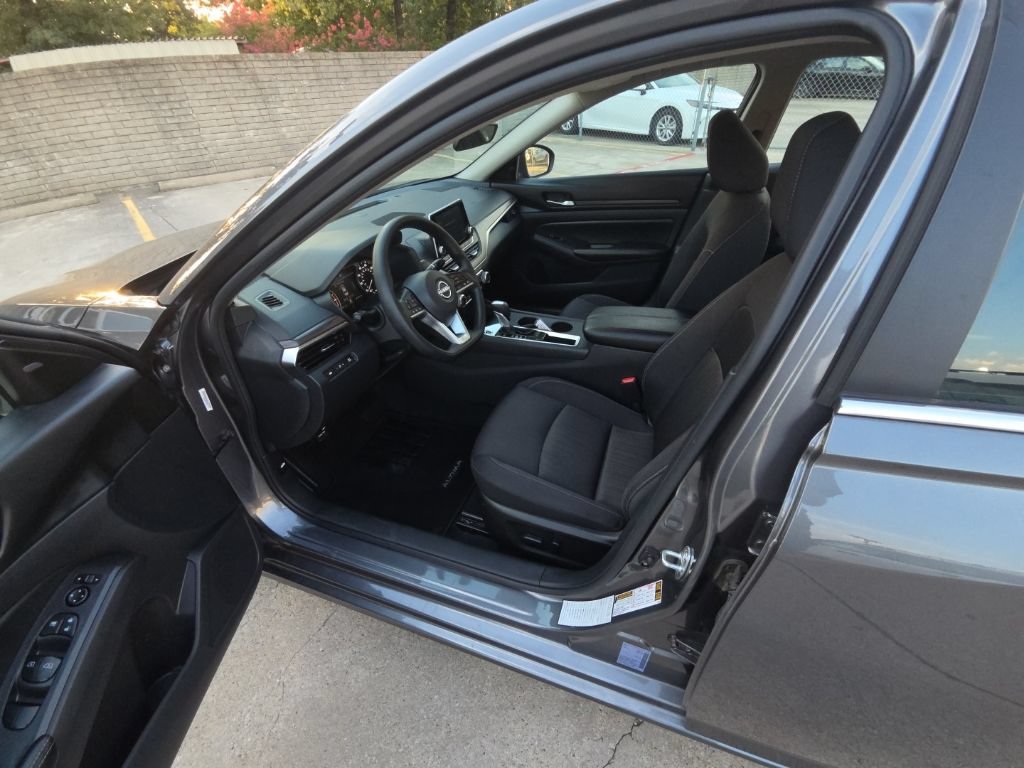 Used 2025 Nissan Altima 2.5 SV FWD image 4