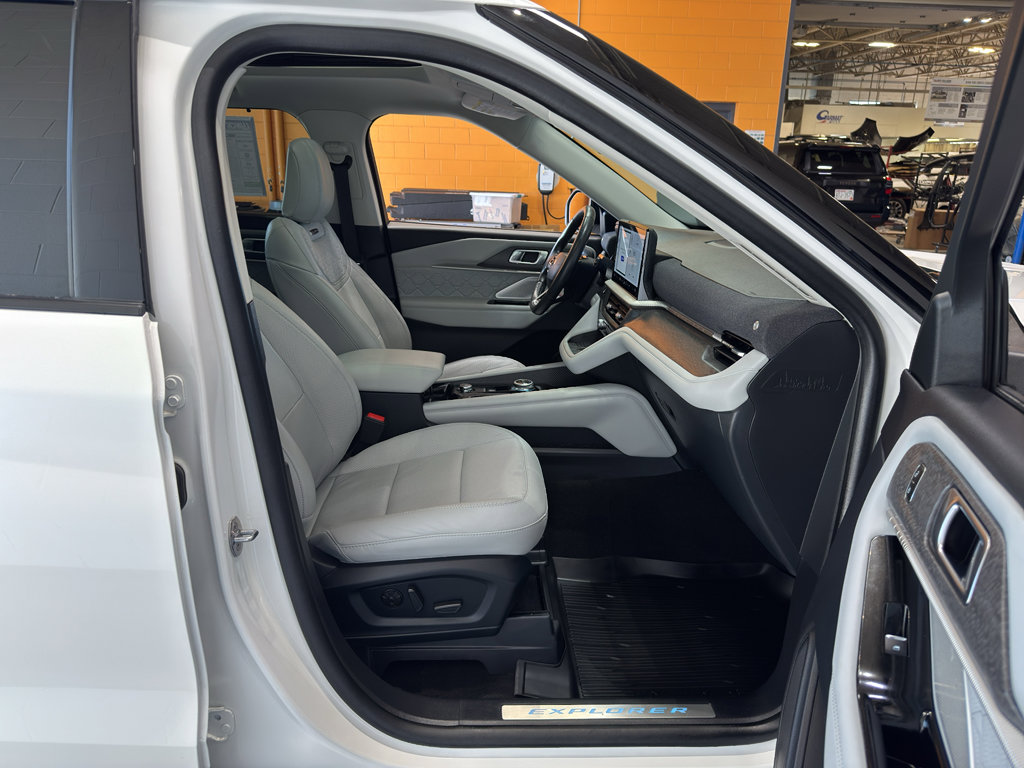 Used 2025 Ford Explorer Platinum w/ LUX Leather Package AWD/4WD image 20