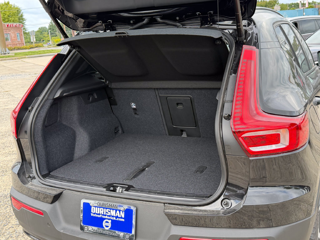 New 2026 Volvo XC40 B5 Plus w/ Climate Package AWD/4WD image 12