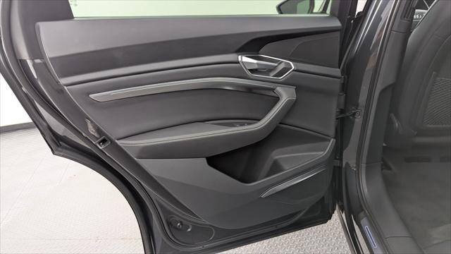 Used 2022 Audi e-tron Premium Plus w/ Premium Plus Package image 12