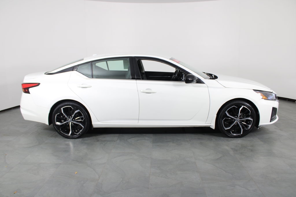 Certified 2023 Nissan Altima 2.5 SR FWD image 12
