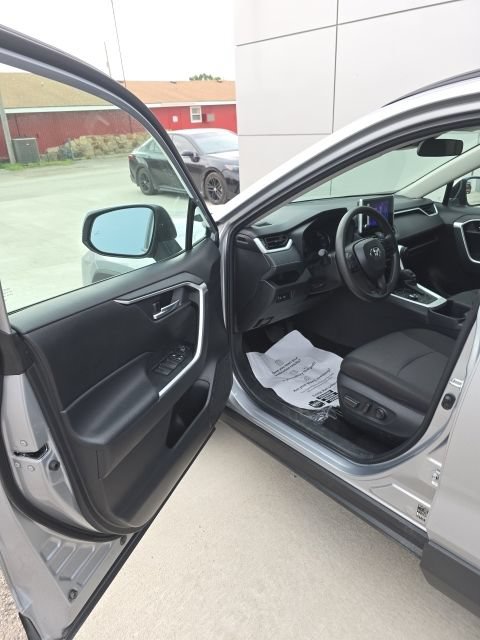 Used 2025 Toyota RAV4 XLE AWD/4WD image 8