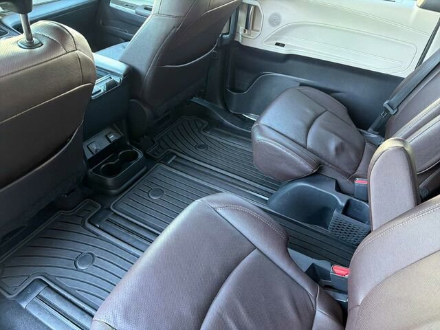 Used 2023 Toyota Sienna Platinum image 15