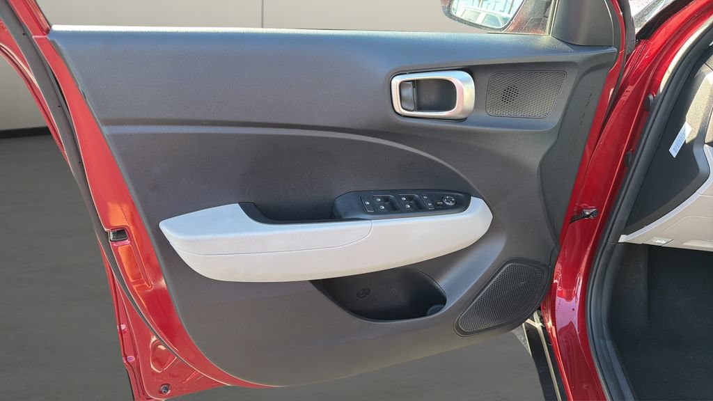 Used 2025 Hyundai Venue SEL FWD image 13