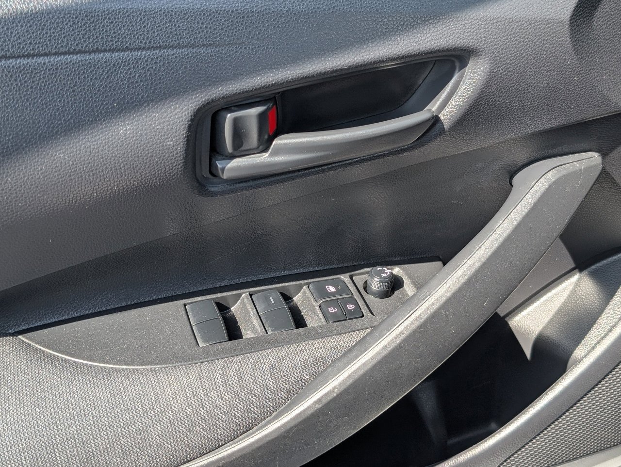 Used 2022 Toyota Corolla LE FWD image 15