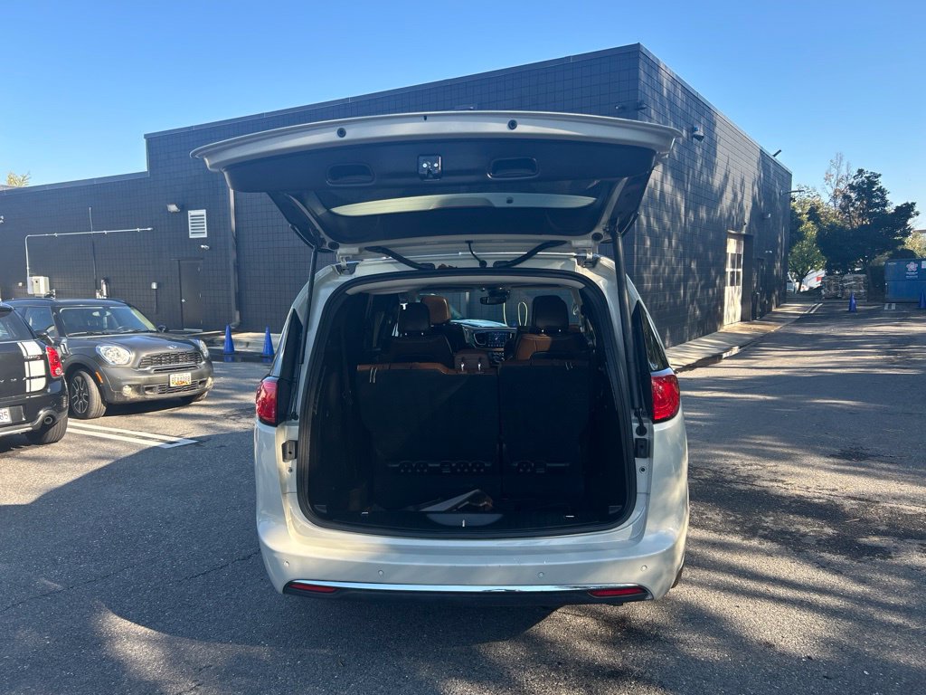 Used 2019 Chrysler Pacifica Limited w/ Advanced Safetytec Group FWD image 16