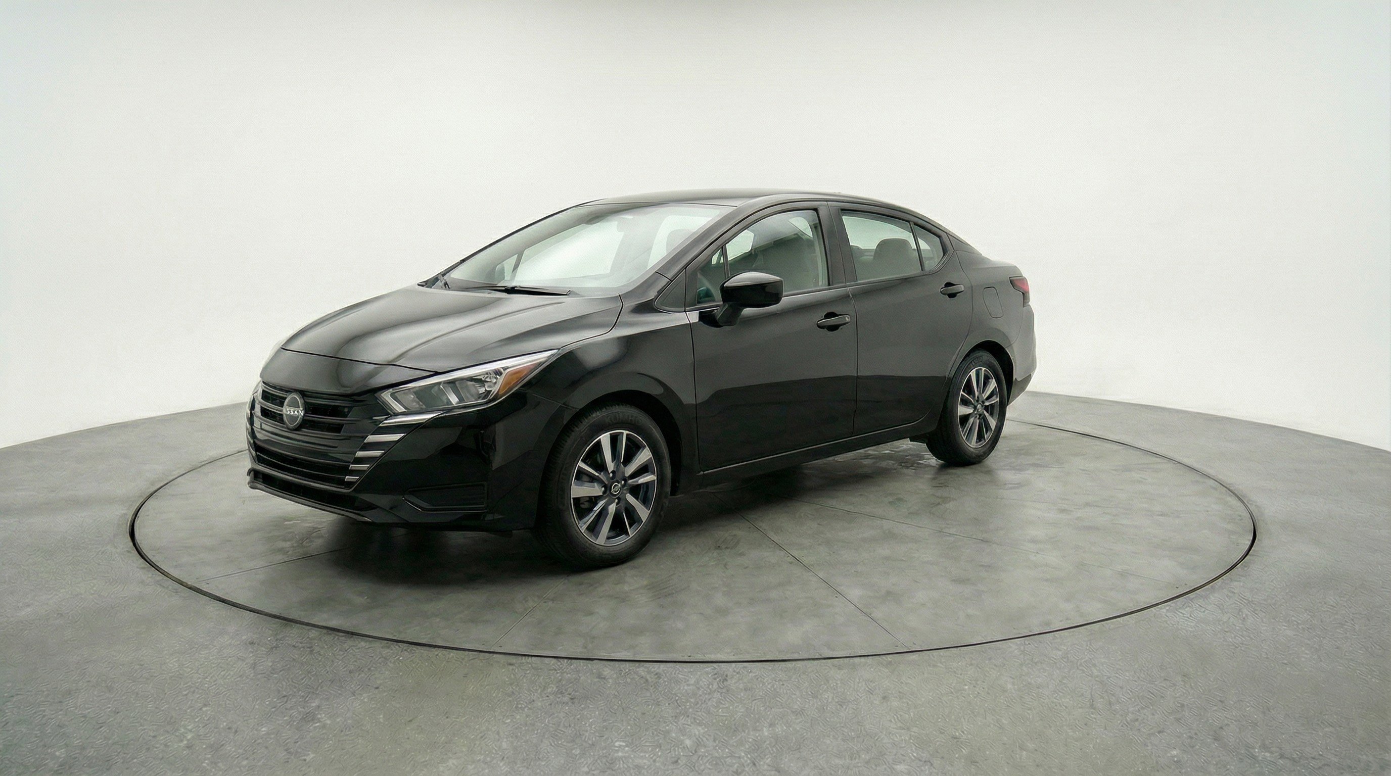 Used 2025 Nissan Versa SV image 3