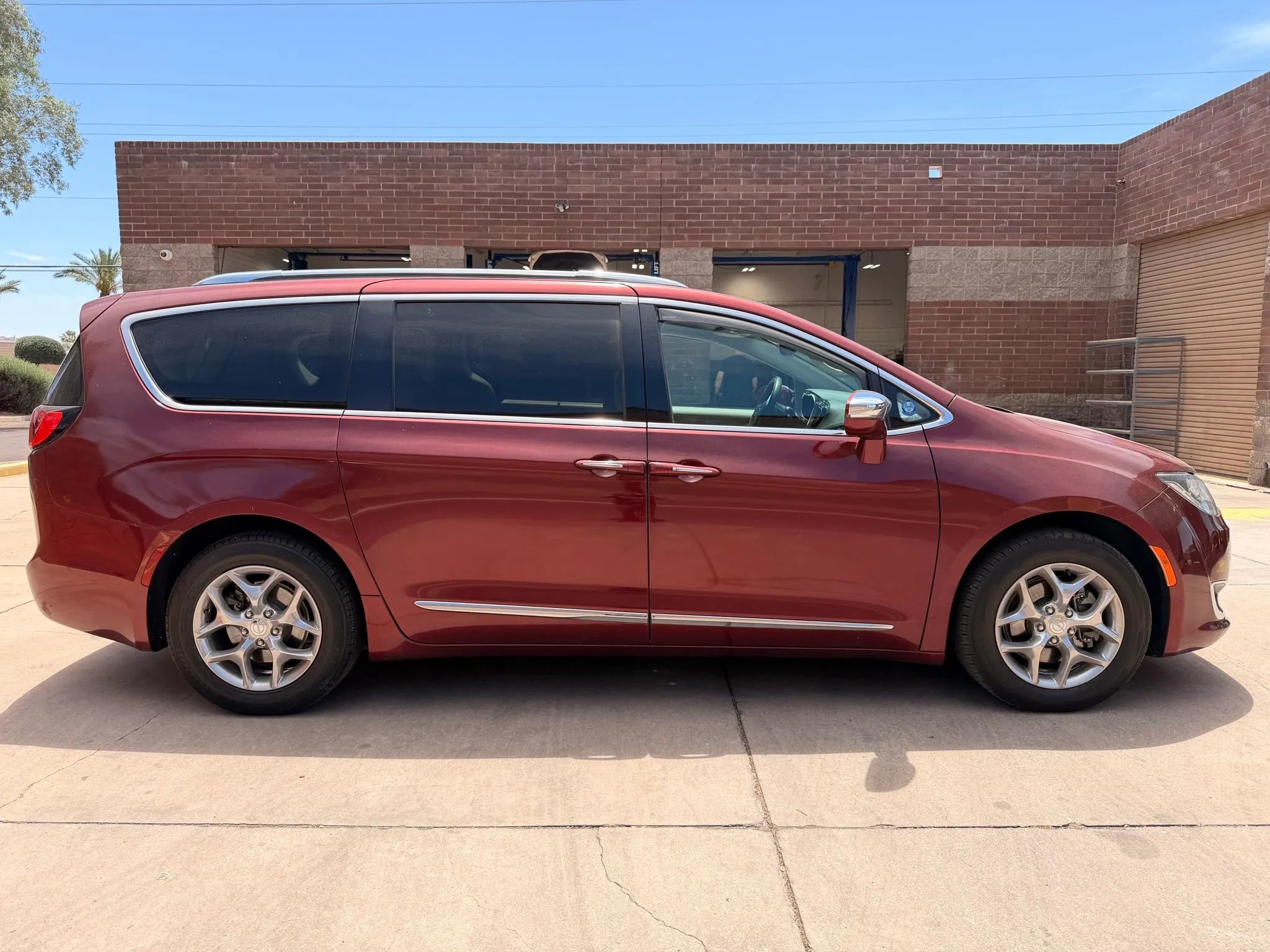 Used 2018 Chrysler Pacifica Limited FWD image 3