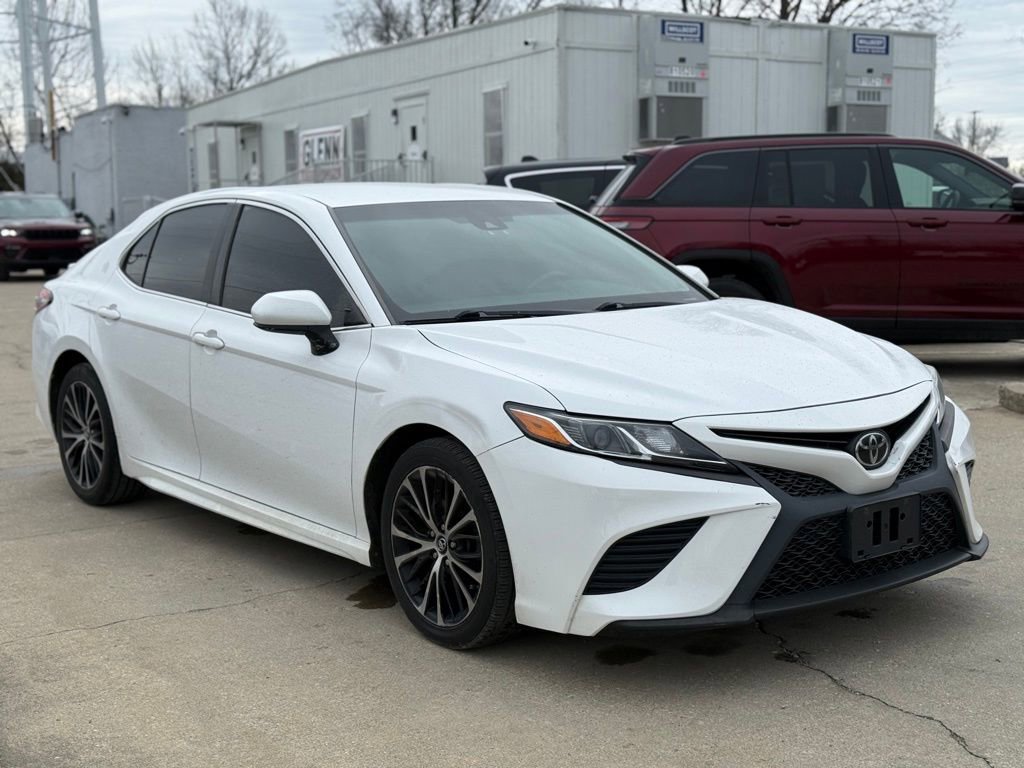 Used 2018 Toyota Camry SE image 4