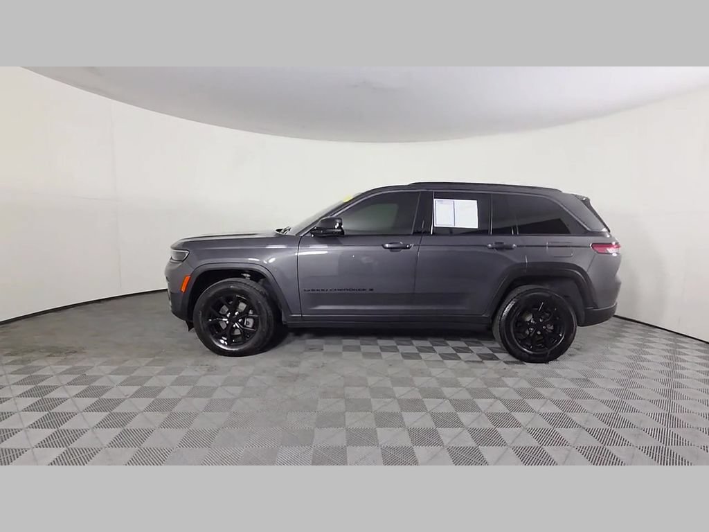 Used 2026 Jeep Grand Cherokee Altitude RWD image 45