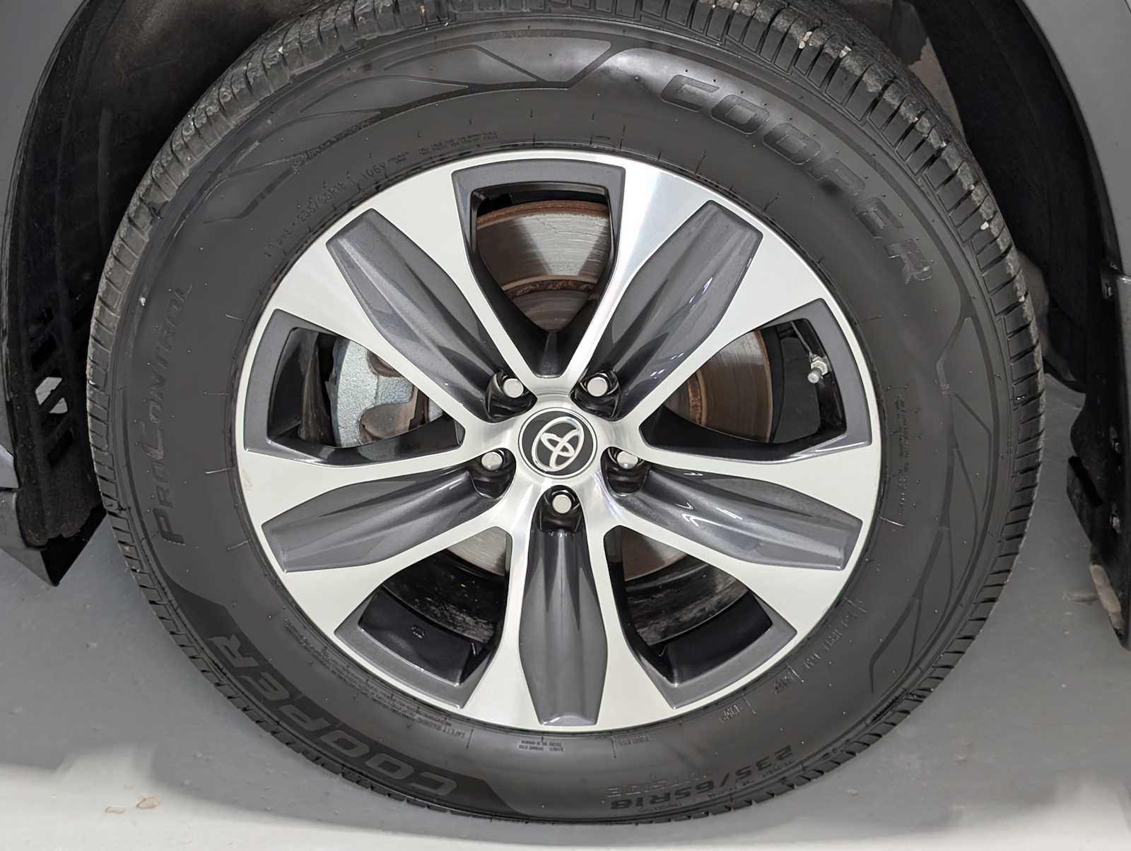 Used 2023 Toyota Highlander XLE image 3