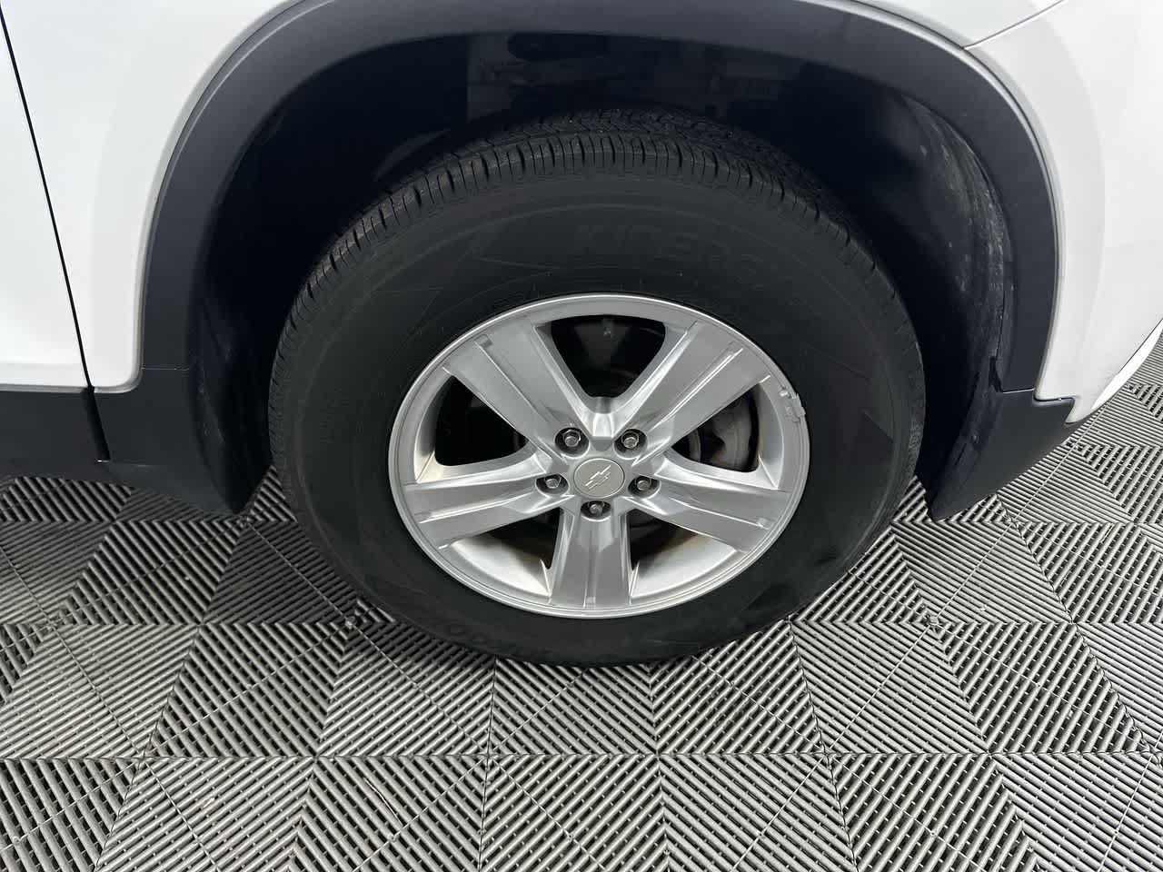 Used 2022 Chevrolet Trax LS w/ Tint and Cruise Package AWD/4WD image 10