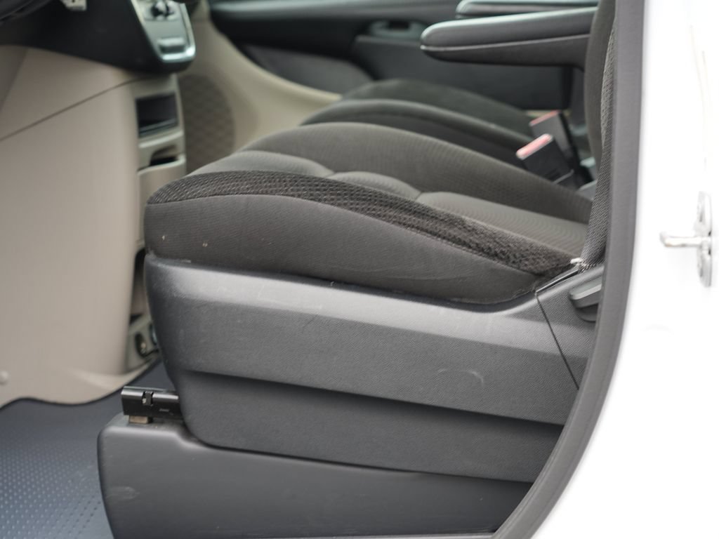 Used 2018 Dodge Grand Caravan SE w/ UConnect Hands-Free Group FWD image 15