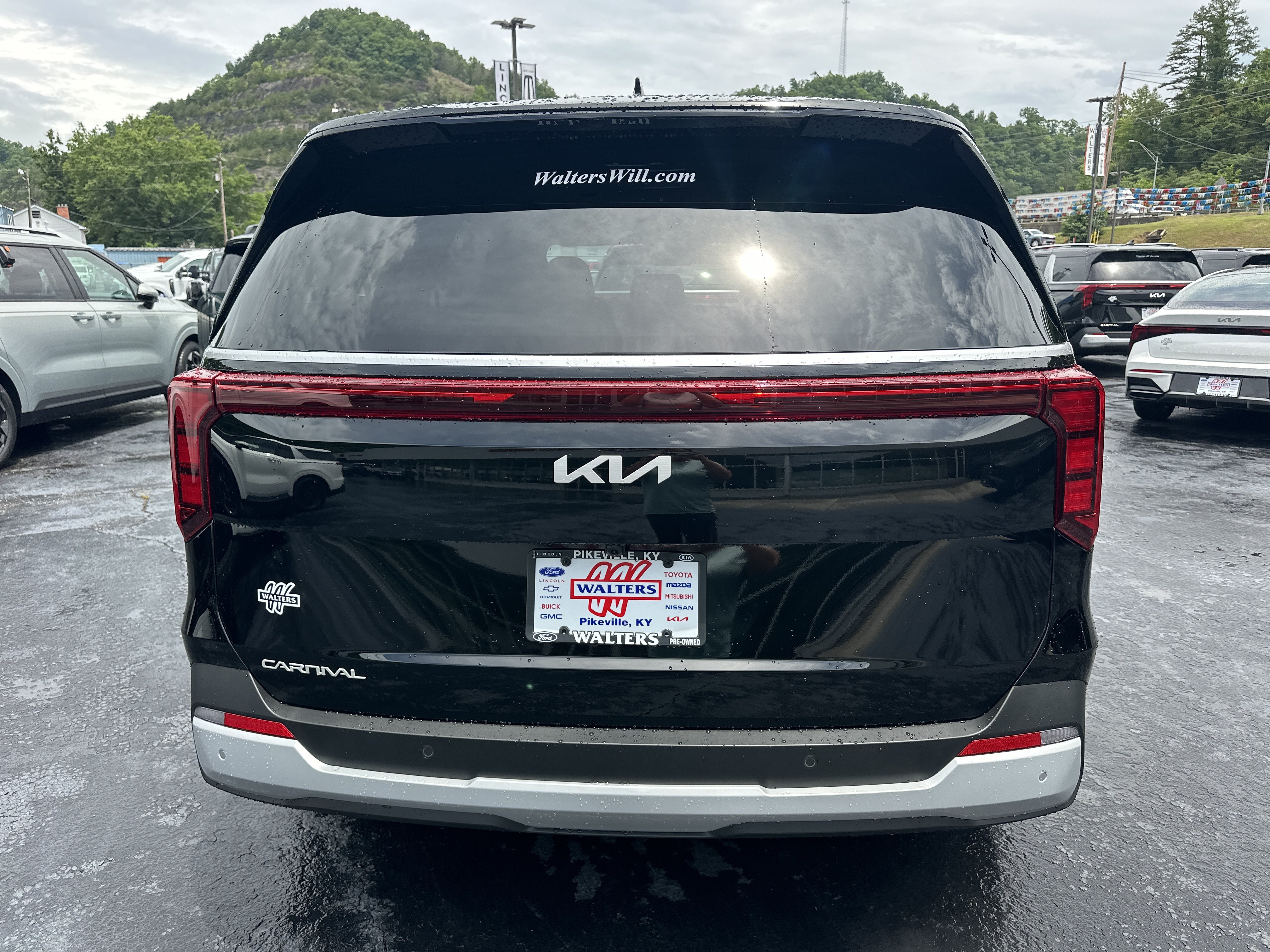 New 2026 Kia Carnival FWD image 3