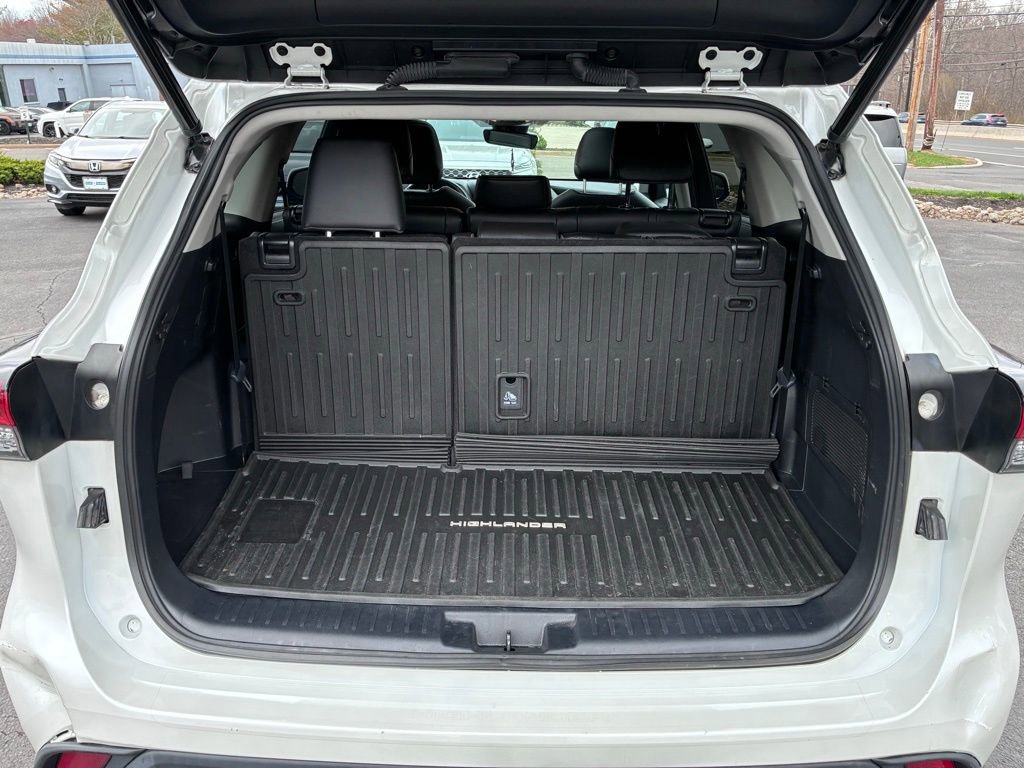 Used 2023 Toyota Highlander XLE AWD/4WD image 12