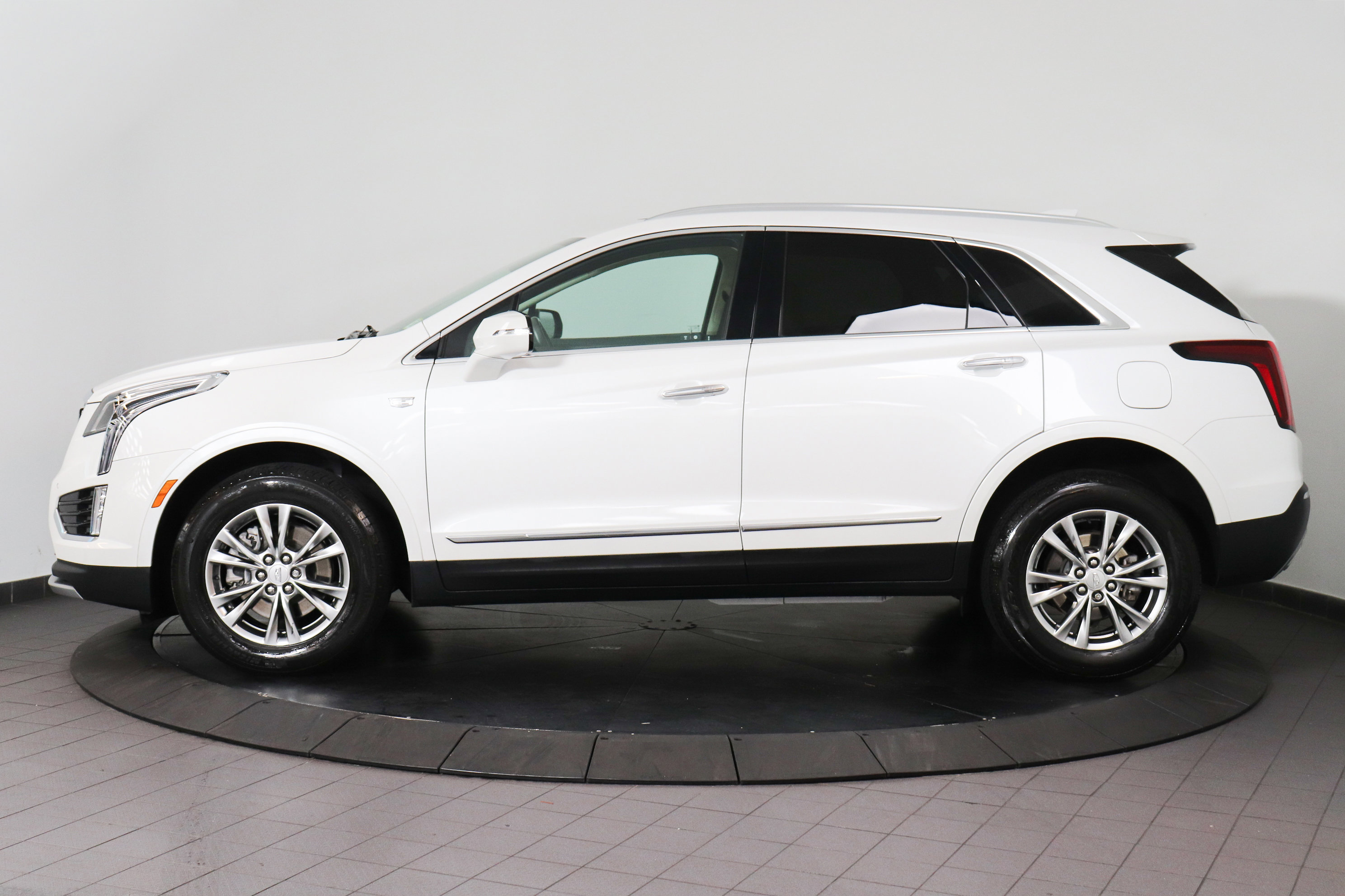 Used 2022 Cadillac XT5 Premium Luxury AWD/4WD image 2