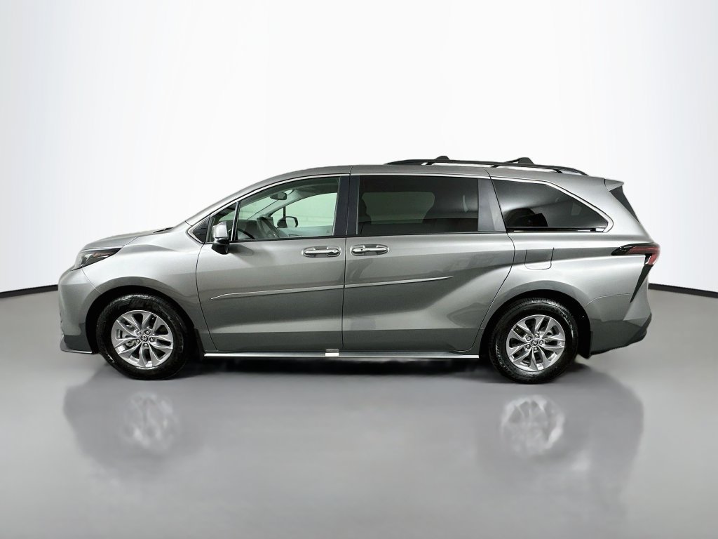 Used 2026 Toyota Sienna XLE FWD image 8