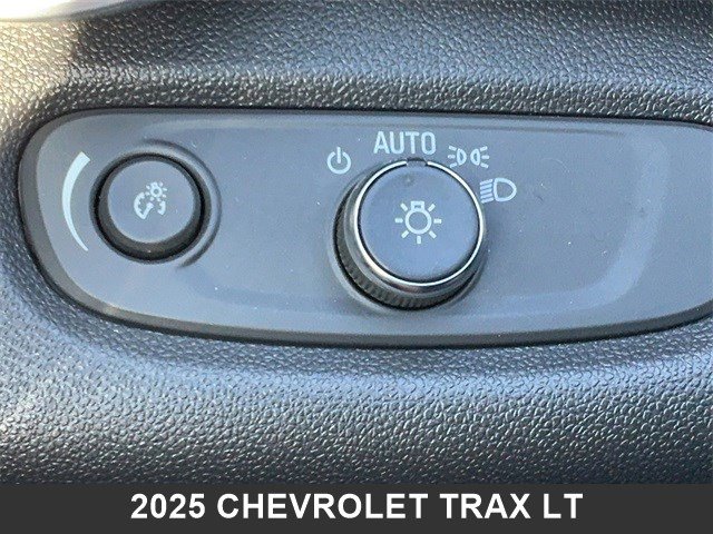 Used 2025 Chevrolet Trax LT w/ LT Convenience Package image 25